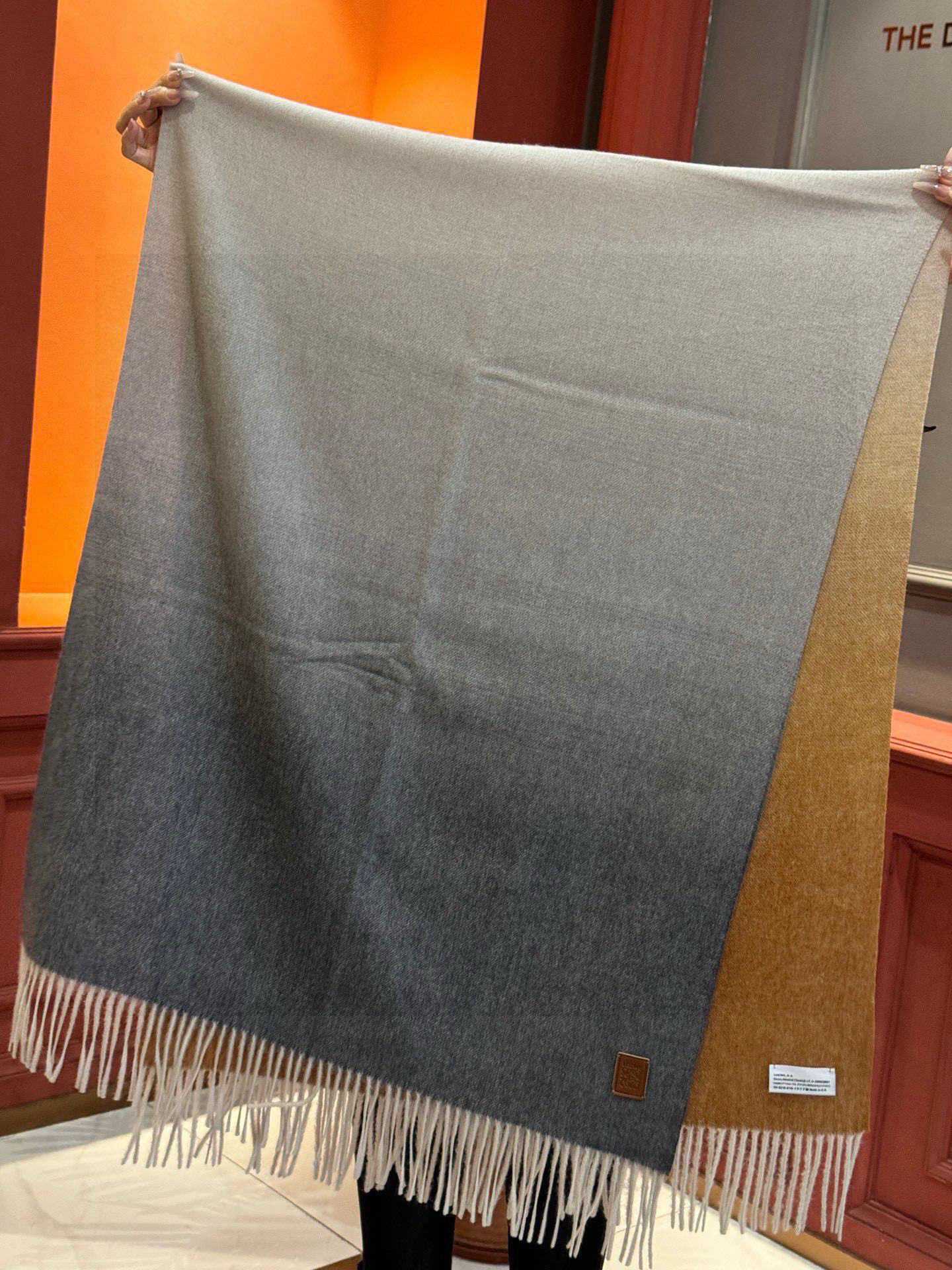 ✨✨太美了😍罗意威 美到要尖叫😱专柜最新款🎊英伦欧美范儿「多色渐变」又是一款即时尚又实用的大围巾&长巾，