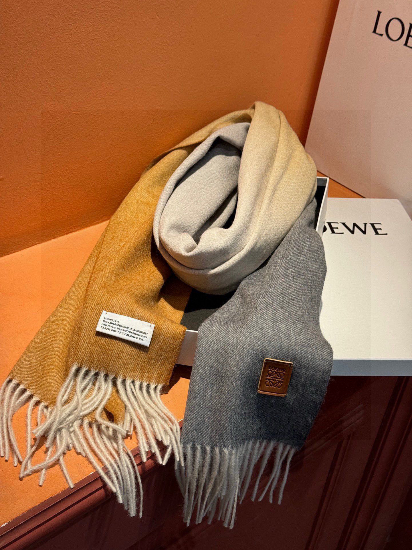 ✨✨太美了😍罗意威 美到要尖叫😱专柜最新款🎊英伦欧美范儿「多色渐变」又是一款即时尚又实用的大围巾&长巾，