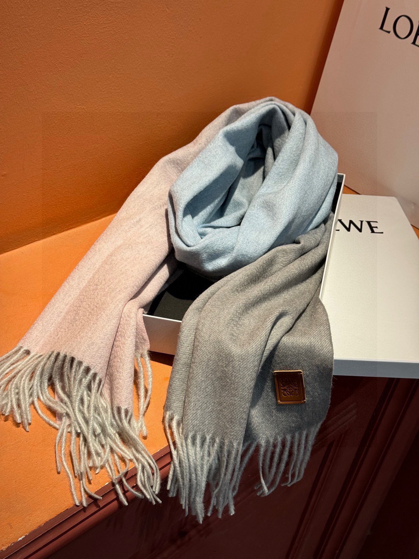 ✨✨太美了😍罗意威 美到要尖叫😱专柜最新款🎊英伦欧美范儿「多色渐变」又是一款即时尚又实用的大围巾&长巾，