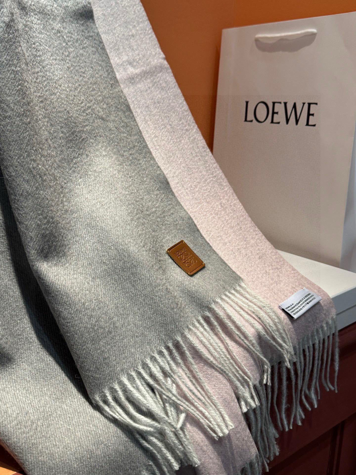 ✨✨太美了😍罗意威 美到要尖叫😱专柜最新款🎊英伦欧美范儿「多色渐变」又是一款即时尚又实用的大围巾&长巾，