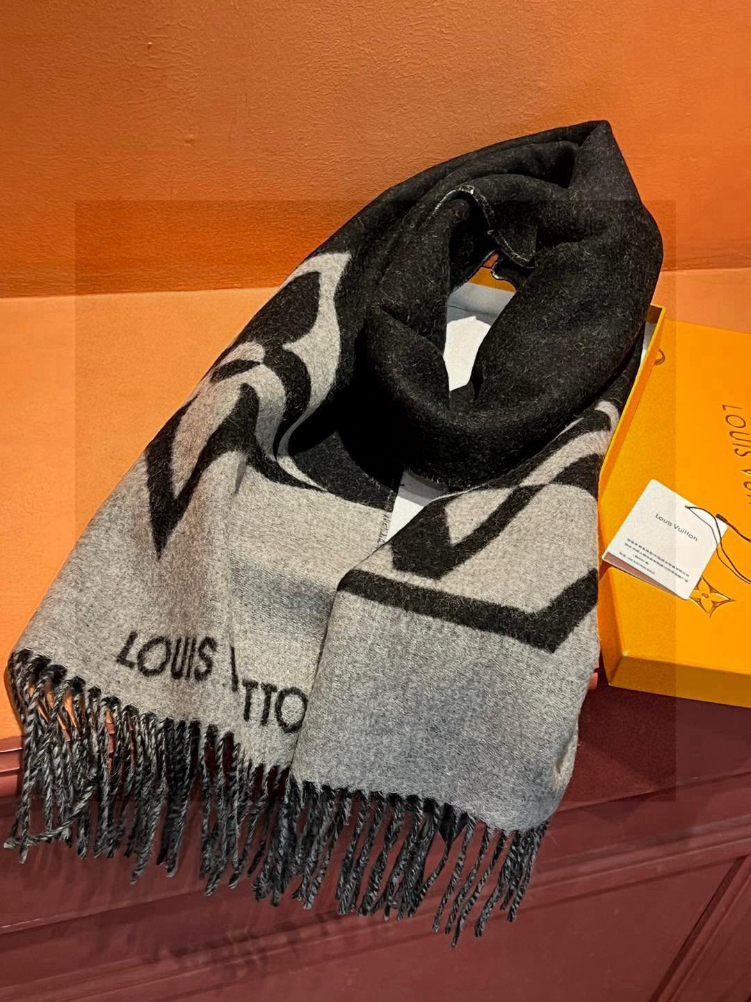LV GraPhic Dual围巾采用舒软毛诚信混纺裁出宽幅尺寸，以鲜明双色设计烘托LV字母，翻转即现M