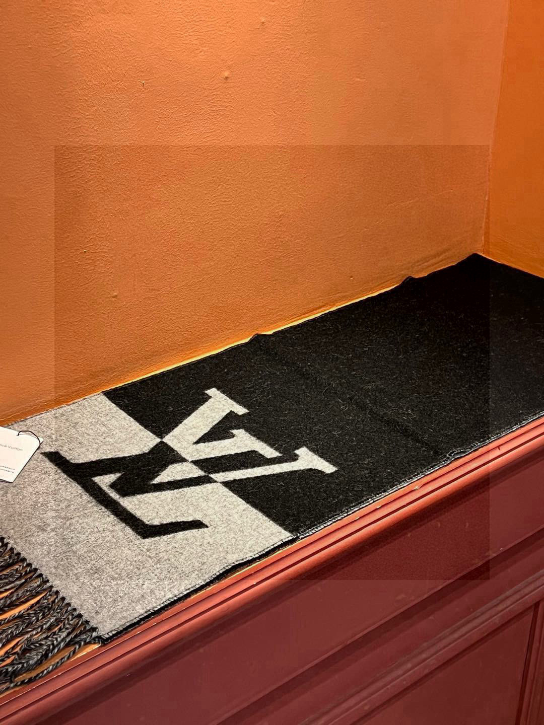 LV GraPhic Dual围巾采用舒软毛诚信混纺裁出宽幅尺寸，以鲜明双色设计烘托LV字母，翻转即现M