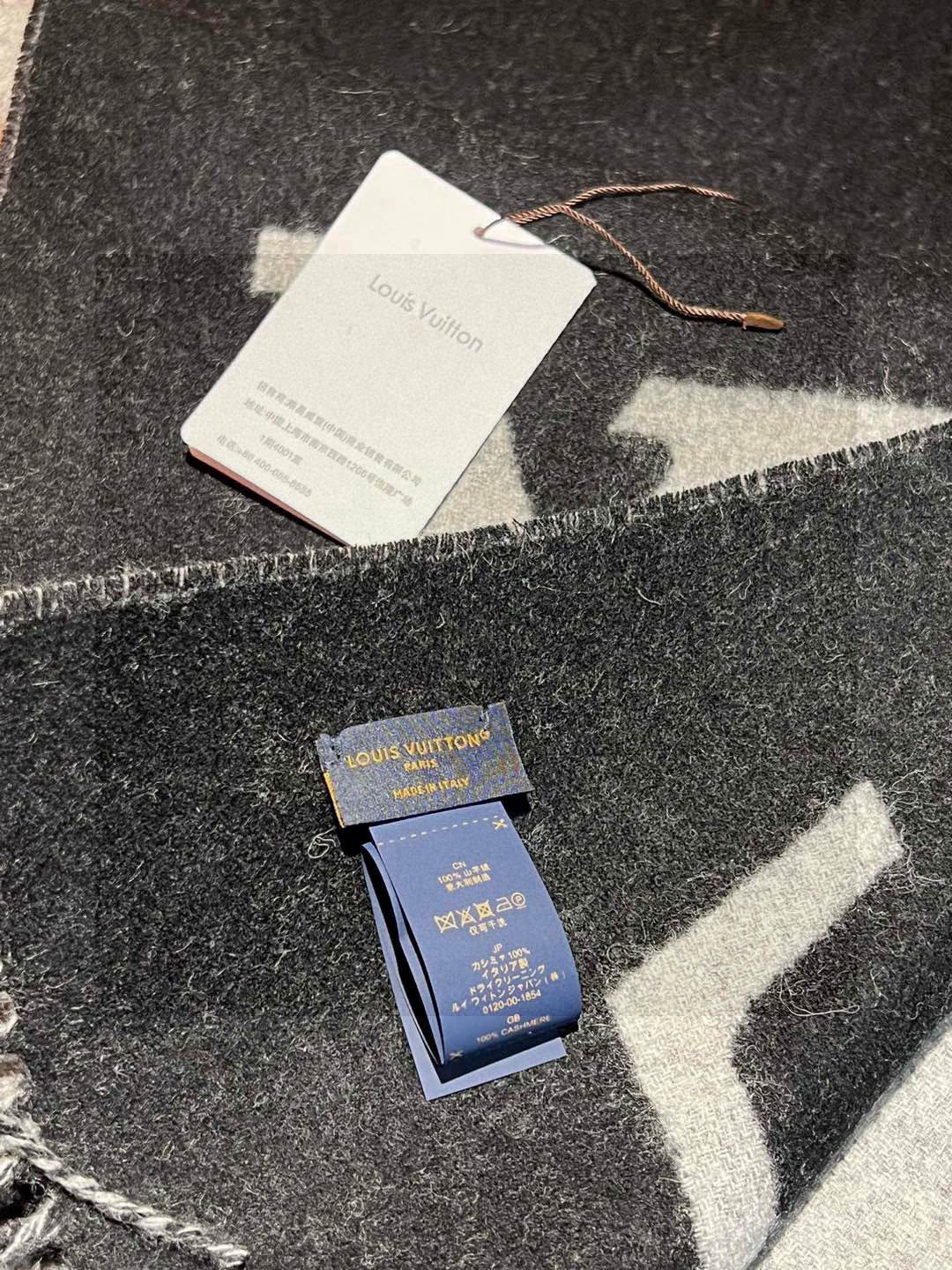 LV GraPhic Dual围巾采用舒软毛诚信混纺裁出宽幅尺寸，以鲜明双色设计烘托LV字母，翻转即现M