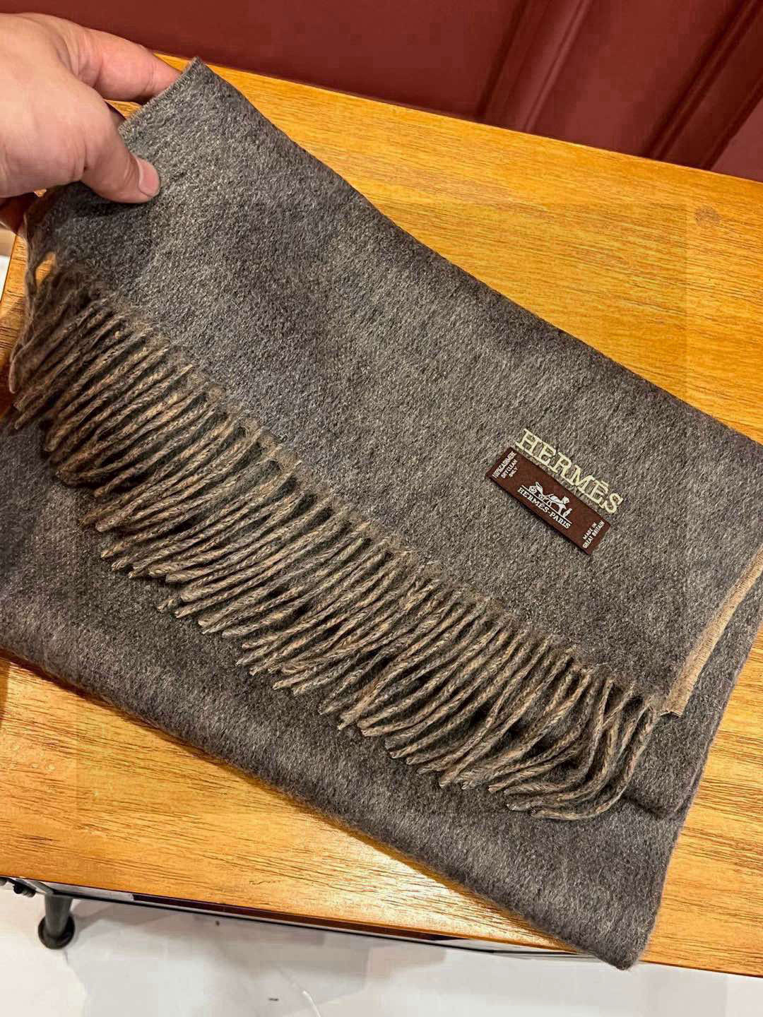 HERMFS【爱马仕】巴黎时装展双面羊绒围巾！采用蒙古高原细羊绒！手感满满地都是细腻的绒毛！这个价格绝对