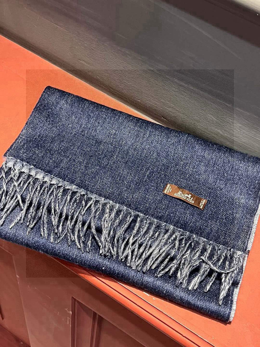 HERMFS【爱马仕】巴黎时装展双面羊绒围巾！采用蒙古高原细羊绒！手感满满地都是细腻的绒毛！这个价格绝对