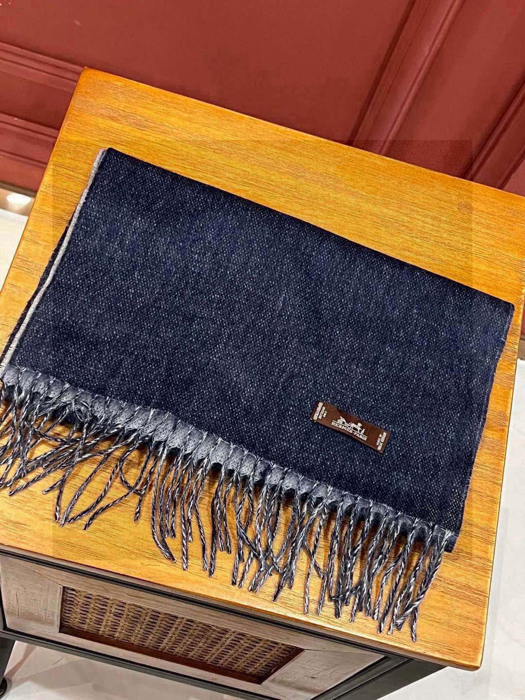 HERMFS【爱马仕】巴黎时装展双面羊绒围巾！采用蒙古高原细羊绒！手感满满地都是细腻的绒毛！这个价格绝对