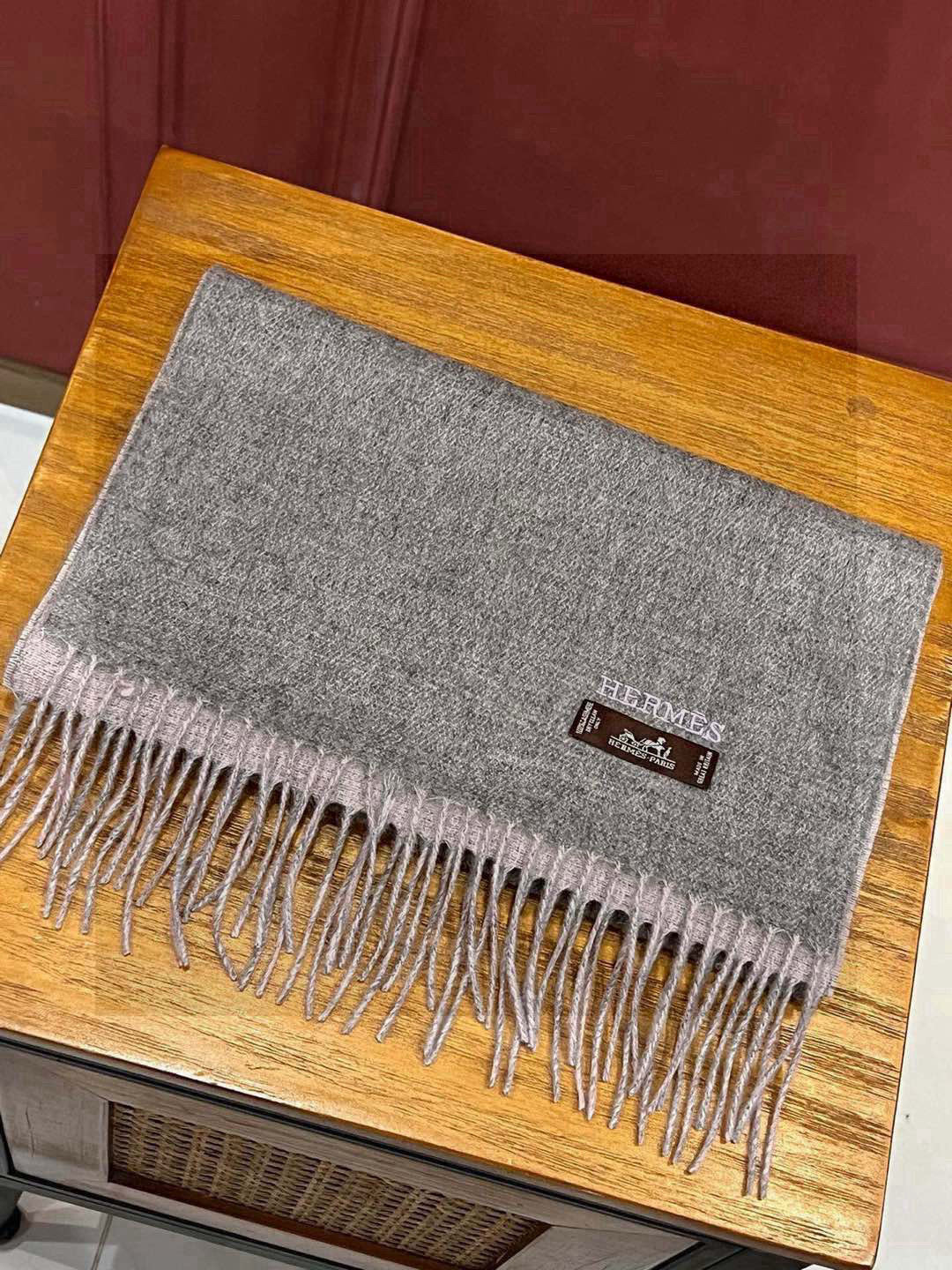 HERMFS【爱马仕】巴黎时装展双面羊绒围巾！采用蒙古高原细羊绒！手感满满地都是细腻的绒毛！这个价格绝对