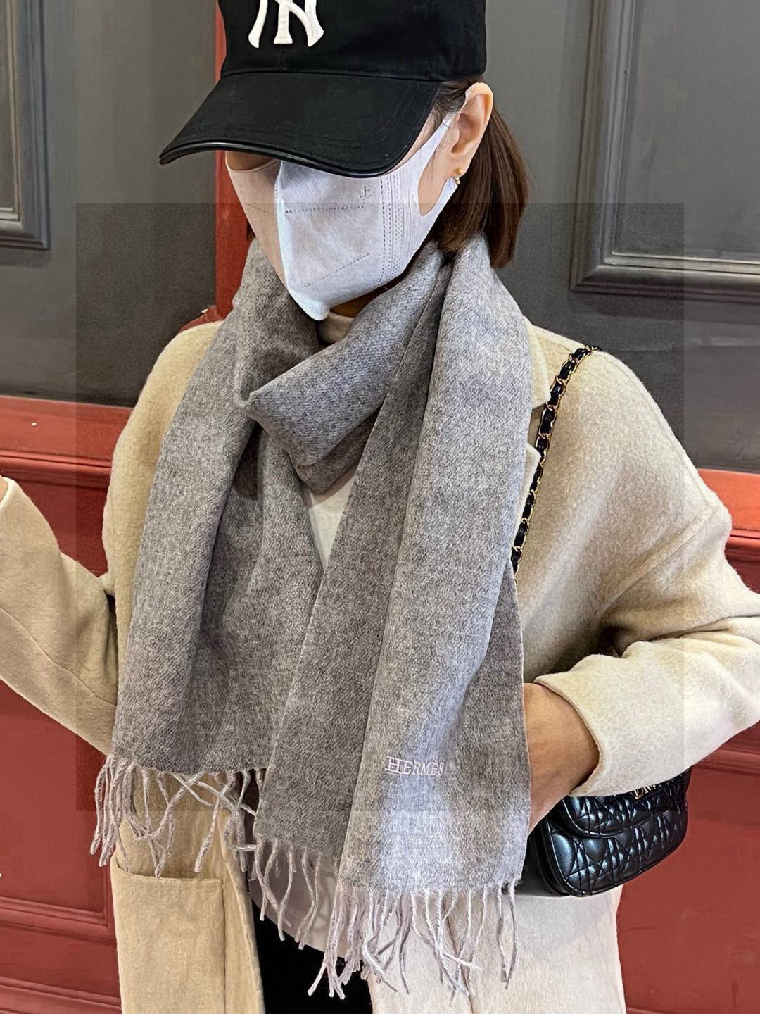 HERMFS【爱马仕】巴黎时装展双面羊绒围巾！采用蒙古高原细羊绒！手感满满地都是细腻的绒毛！这个价格绝对