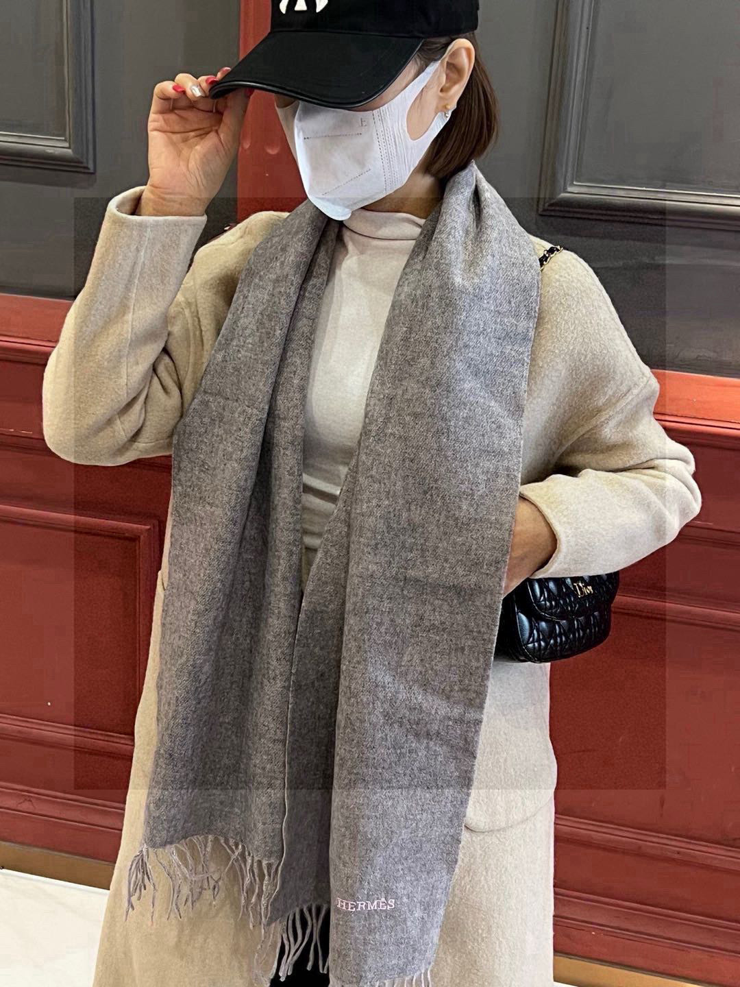 HERMFS【爱马仕】巴黎时装展双面羊绒围巾！采用蒙古高原细羊绒！手感满满地都是细腻的绒毛！这个价格绝对