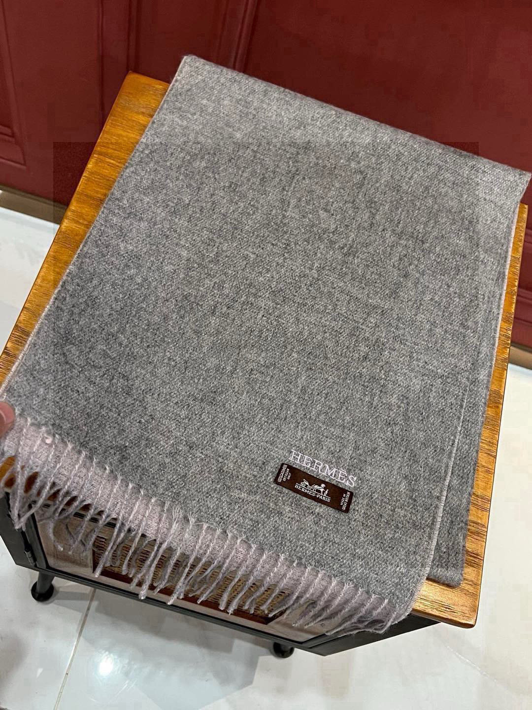 HERMFS【爱马仕】巴黎时装展双面羊绒围巾！采用蒙古高原细羊绒！手感满满地都是细腻的绒毛！这个价格绝对