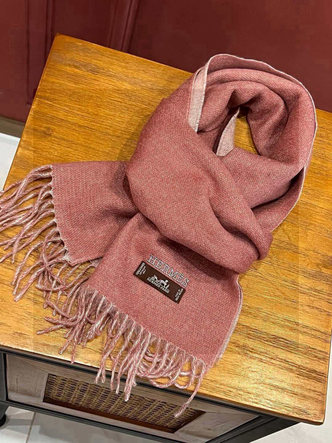 HERMFS【爱马仕】巴黎时装展双面羊绒围巾！采用蒙古高原细羊绒！手感满满地都是细腻的绒毛！这个价格绝对