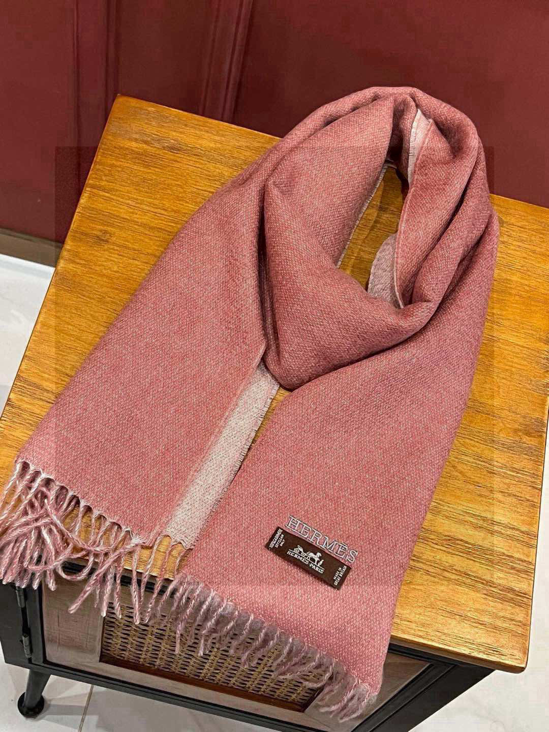 HERMFS【爱马仕】巴黎时装展双面羊绒围巾！采用蒙古高原细羊绒！手感满满地都是细腻的绒毛！这个价格绝对