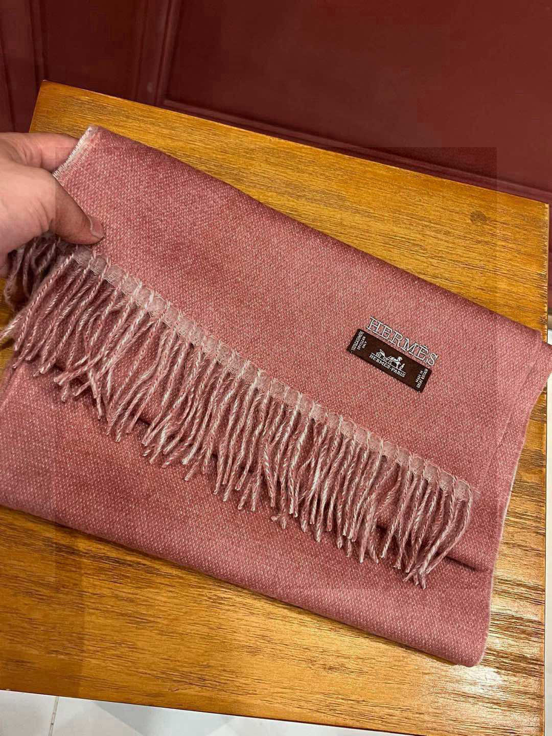 HERMFS【爱马仕】巴黎时装展双面羊绒围巾！采用蒙古高原细羊绒！手感满满地都是细腻的绒毛！这个价格绝对