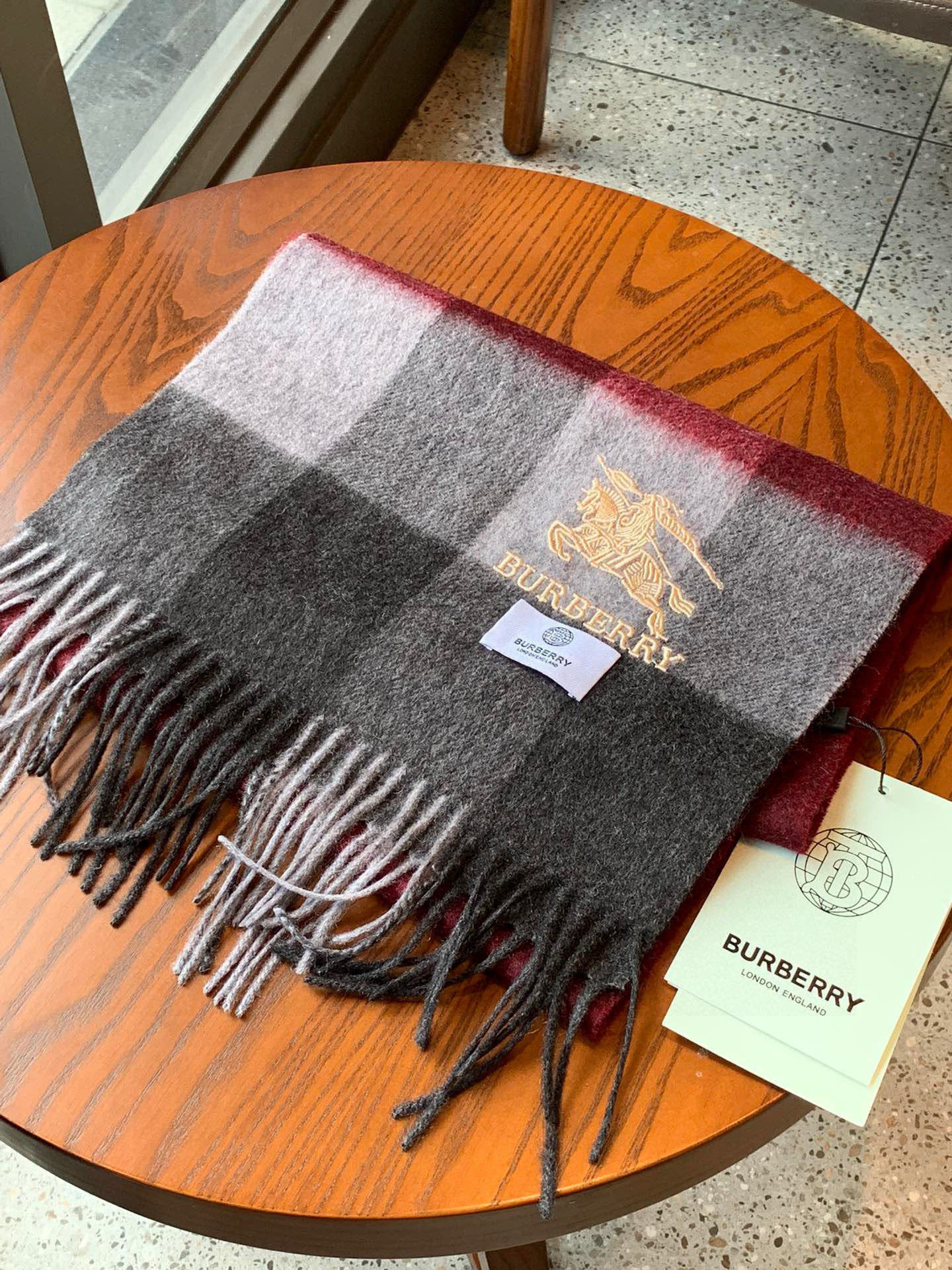 巴宝莉最新男士双色纯羊绒围巾👍我们的男款围巾且买且珍惜~~男款真的很少,一年也就出几款,都是出口订单所以