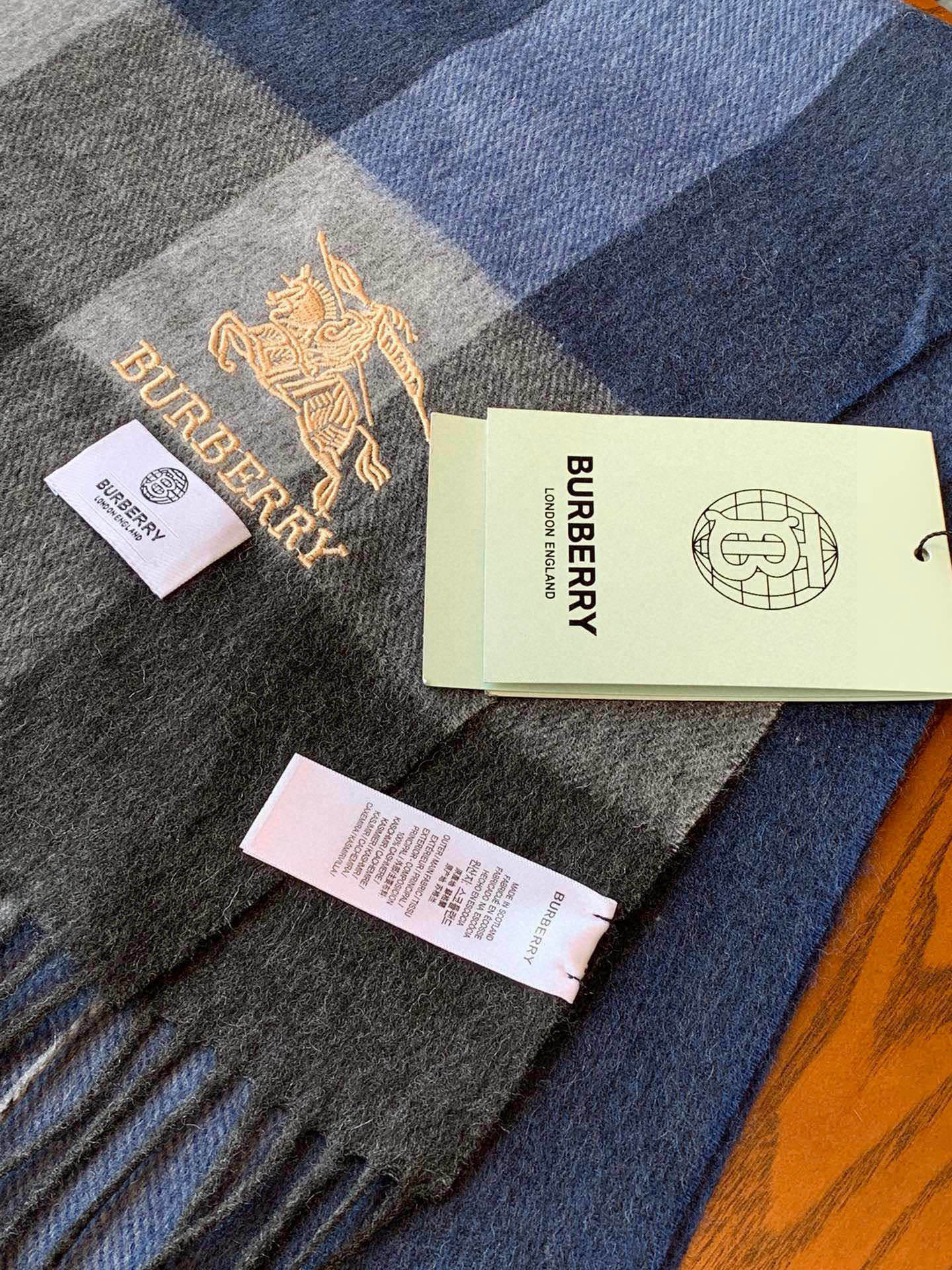 巴宝莉最新男士双色纯羊绒围巾👍我们的男款围巾且买且珍惜~~男款真的很少,一年也就出几款,都是出口订单所以