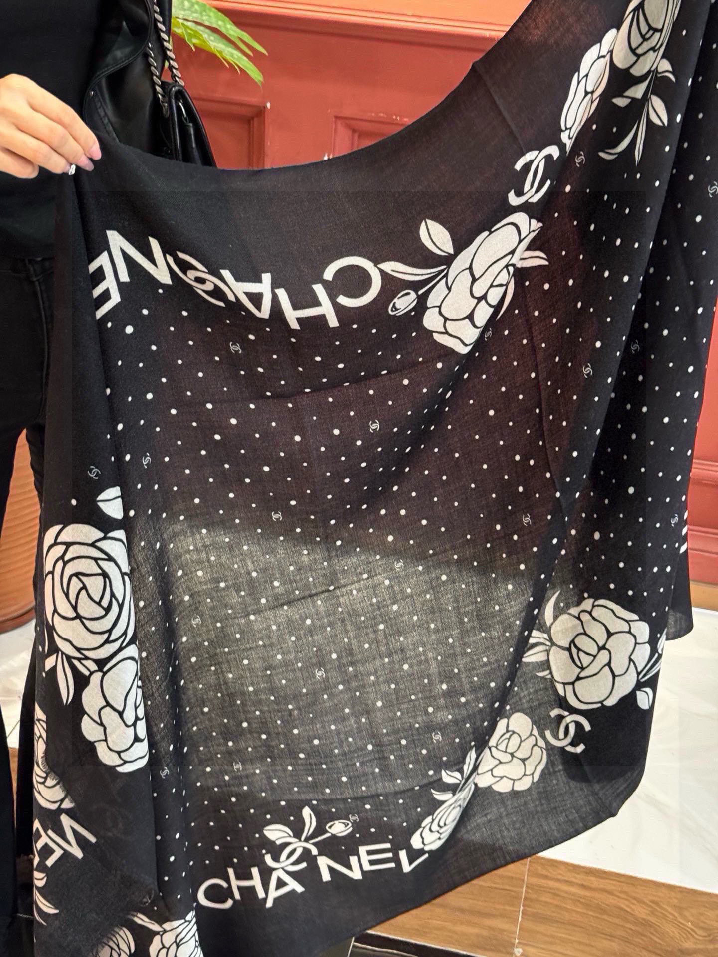 羊绒新款💞 新❤小香【山茶花长围巾】~超级抬气色!高级女人味!羊绒围巾也能这么美!!!这款双面花卉羊绒围