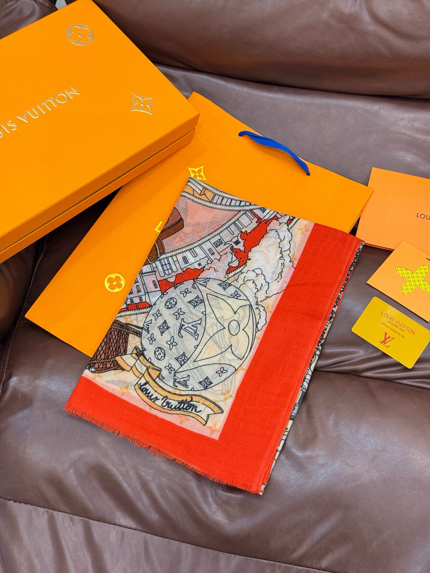 又时髦又百搭！LV新款老花长巾】提升气质和品味的好单品！！四季必备！！真的无敌实用！！Lv难得的羊绒长巾