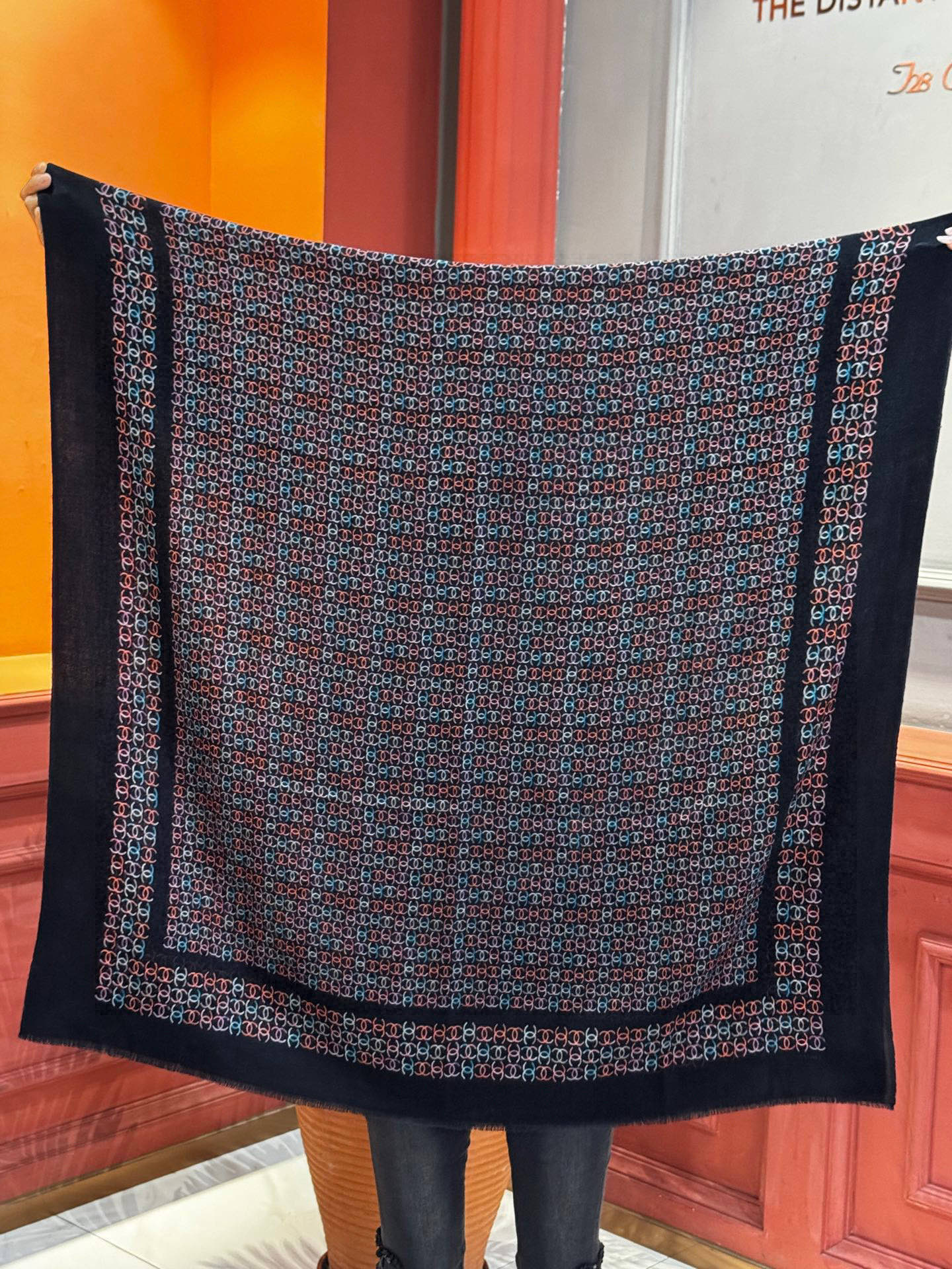 💟2025年秋冬新款 💟CHANEL香奈儿经典元素设计优雅大方，绕在颈间超级完美💋💋简直人间的尤物😍 专