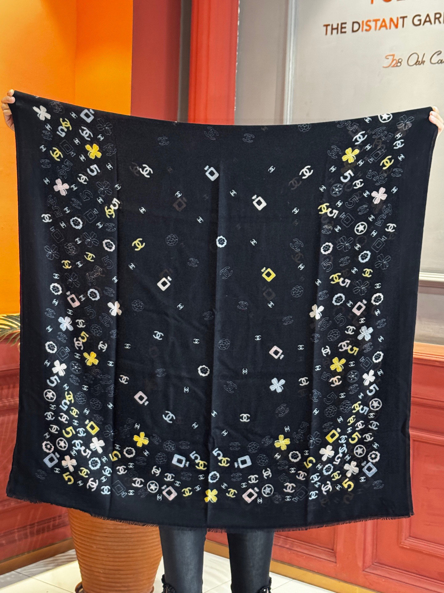 💟CHANEL香奈儿经典元素设计优雅大方，绕在颈间超级完美💋💋简直人间的尤物😍 专柜品质[玫瑰]长巾10