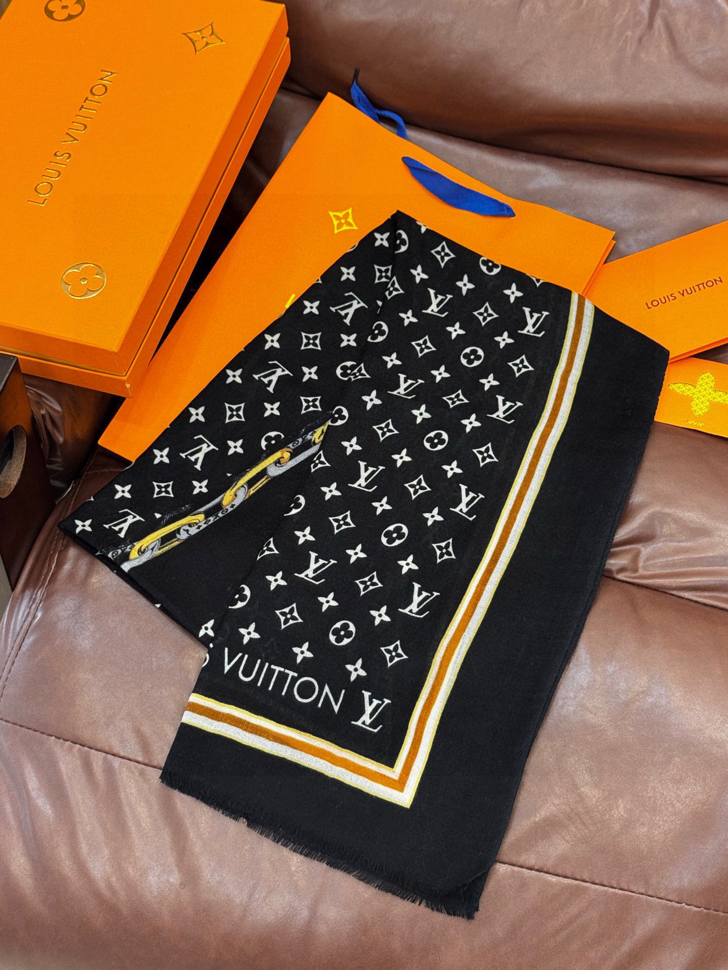 又时髦又百搭！LV新款老花长巾】提升气质和品味的好单品！！四季必备！！真的无敌实用！！Lv难得的羊绒长巾