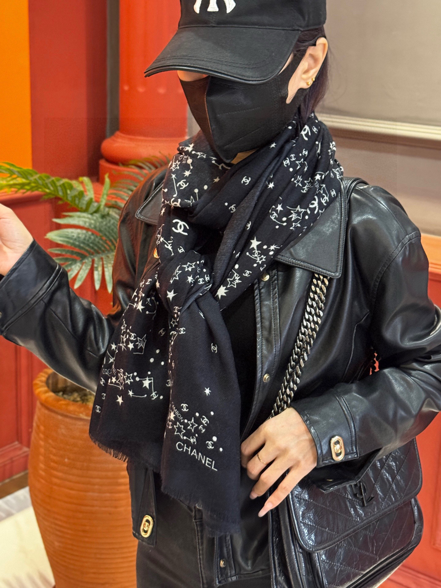 💟CHANEL香奈儿经典元素设计优雅大方，绕在颈间超级完美💋💋简直人间的尤物😍 专柜品质[玫瑰]长巾10