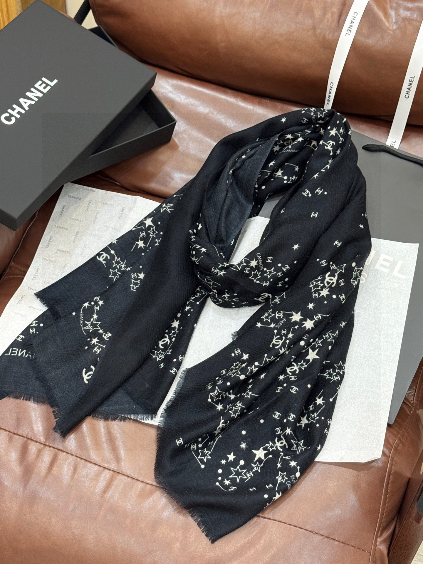 💟CHANEL香奈儿经典元素设计优雅大方，绕在颈间超级完美💋💋简直人间的尤物😍 专柜品质[玫瑰]长巾10