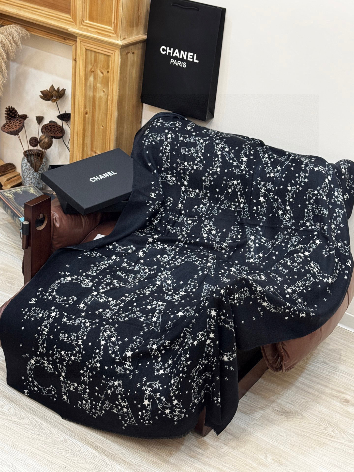 💟CHANEL香奈儿经典元素设计优雅大方，绕在颈间超级完美💋💋简直人间的尤物😍 专柜品质[玫瑰]长巾10