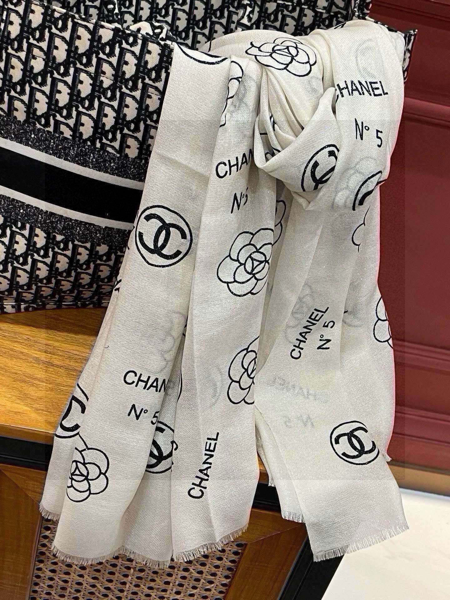 上新🌟 会发光发亮的围巾 💄💋新款客供银线💖羊绒面料长巾 😘美翻了[流泪]【小香银线图标】，御用殿堂级极