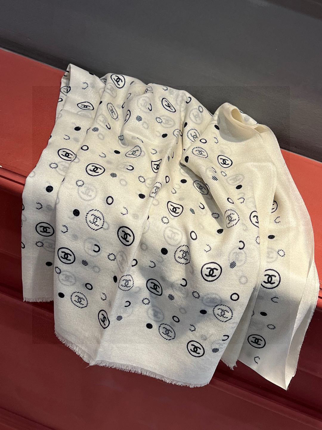 上新🌟 会发光发亮的围巾 💄💋新款客供银线💖羊绒面料长巾 😘美翻了[流泪]【小香银线图标】，御用殿堂级极