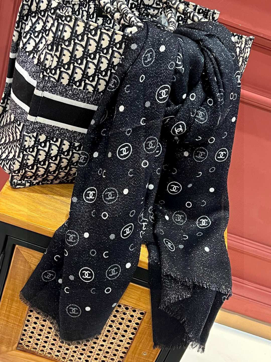 上新🌟 会发光发亮的围巾 💄💋新款客供银线💖羊绒面料长巾 😘美翻了[流泪]【小香银线图标】，御用殿堂级极