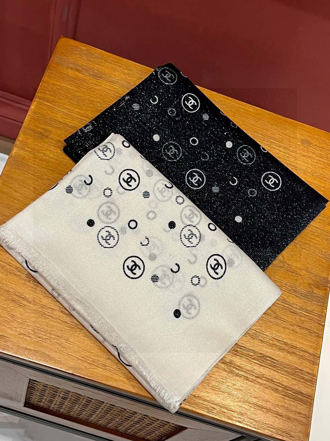 上新🌟 会发光发亮的围巾 💄💋新款客供银线💖羊绒面料长巾 😘美翻了[流泪]【小香银线图标】，御用殿堂级极