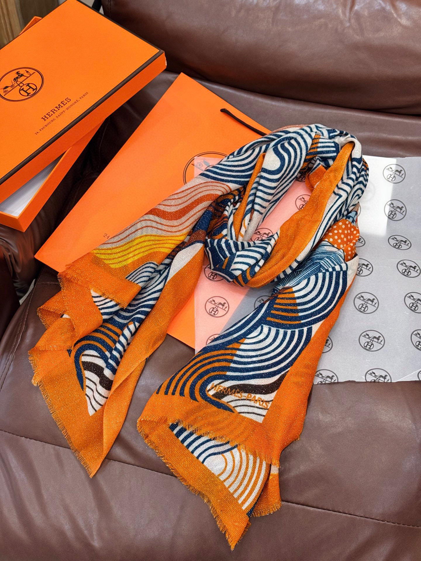 上新🌟 会发光发亮的围巾 💄💋新款客银丝+💖羊绒面料长巾 😘美翻了[流泪]H家【骏马披挂长巾】御用殿堂级