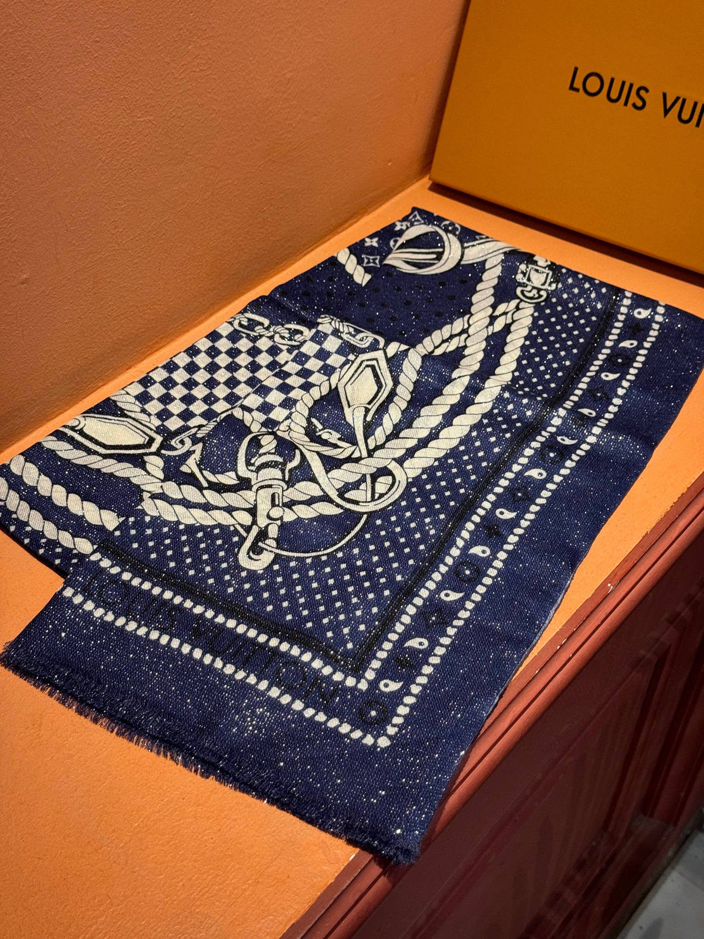 【会发光发亮的围巾】LV银丝羊绒材质❗️轻奢感十足👸 🌺专柜新款🌟面料追求造型，手感挺括，高端设计师配色