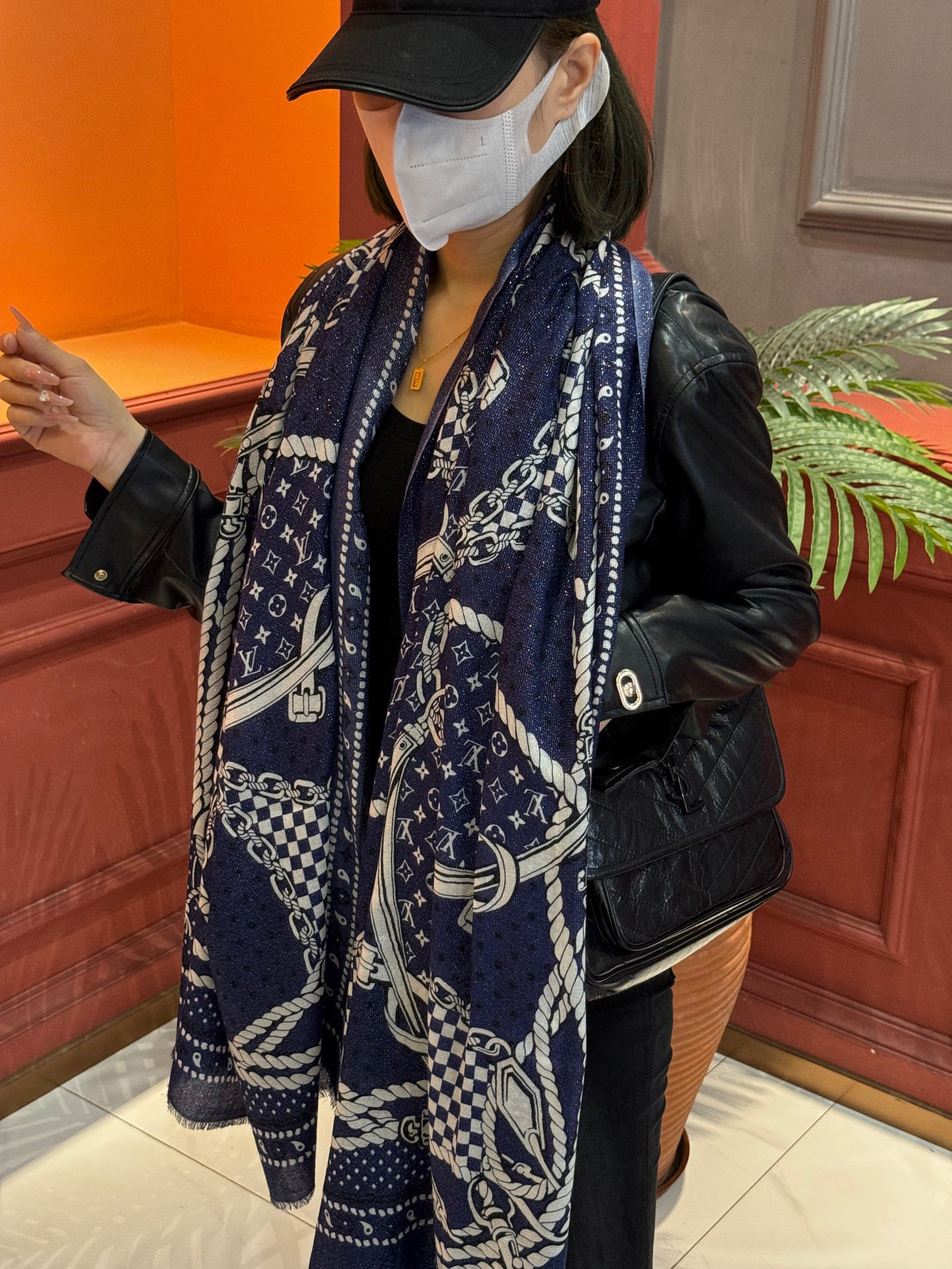 【会发光发亮的围巾】LV银丝羊绒材质❗️轻奢感十足👸 🌺专柜新款🌟面料追求造型，手感挺括，高端设计师配色