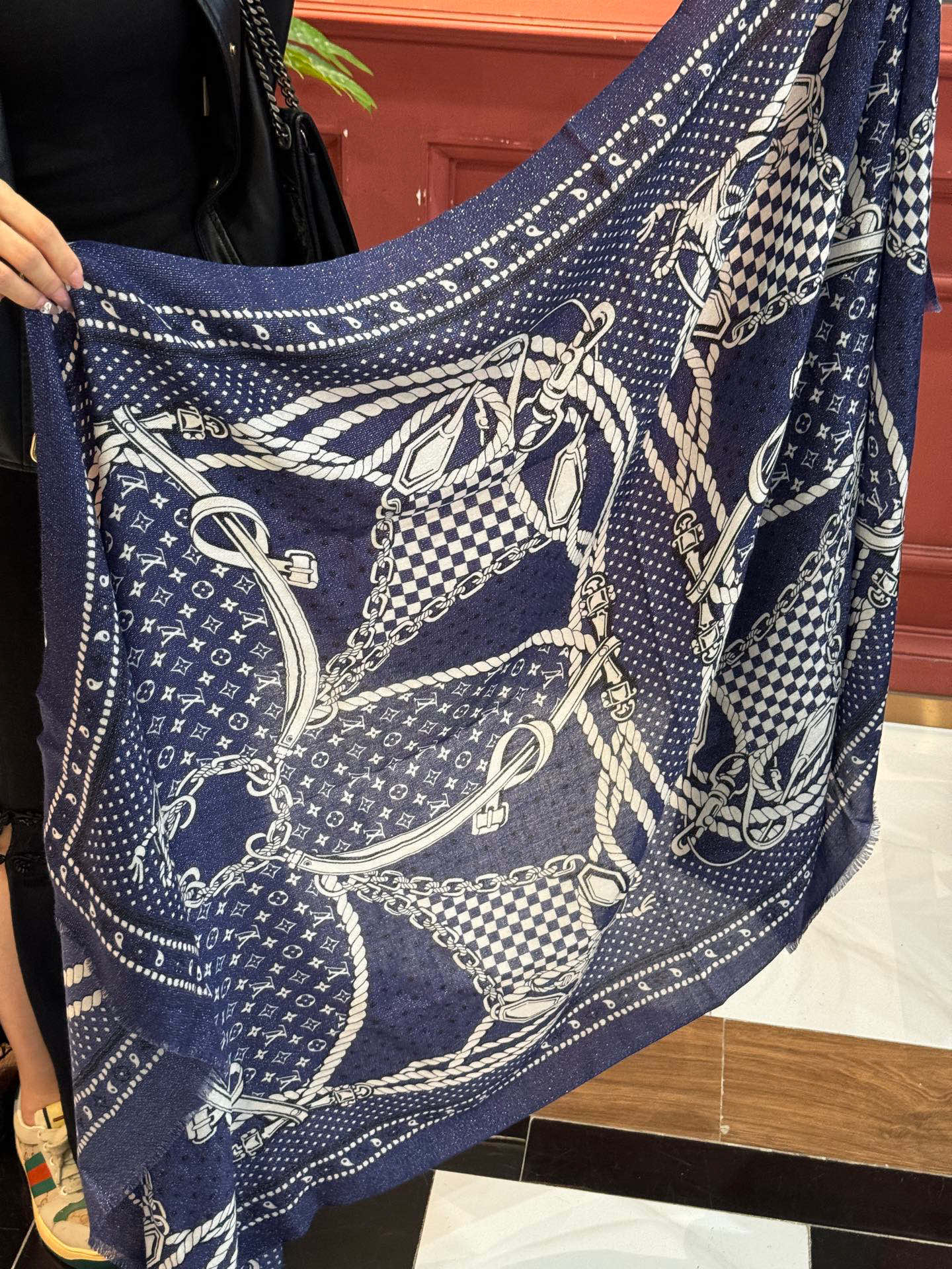 【会发光发亮的围巾】LV银丝羊绒材质❗️轻奢感十足👸 🌺专柜新款🌟面料追求造型，手感挺括，高端设计师配色