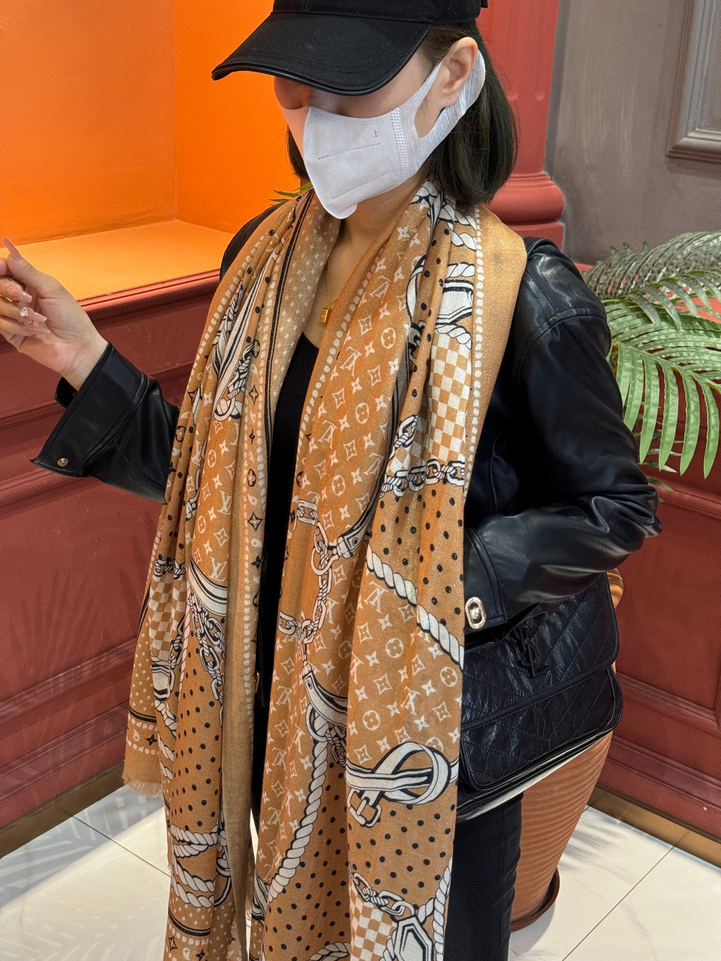 【会发光发亮的围巾】LV银丝羊绒材质❗️轻奢感十足👸 🌺专柜新款🌟面料追求造型，手感挺括，高端设计师配色