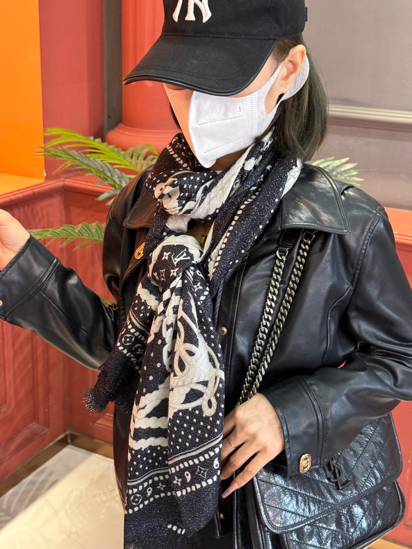 【会发光发亮的围巾】LV银丝羊绒材质❗️轻奢感十足👸 🌺专柜新款🌟面料追求造型，手感挺括，高端设计师配色