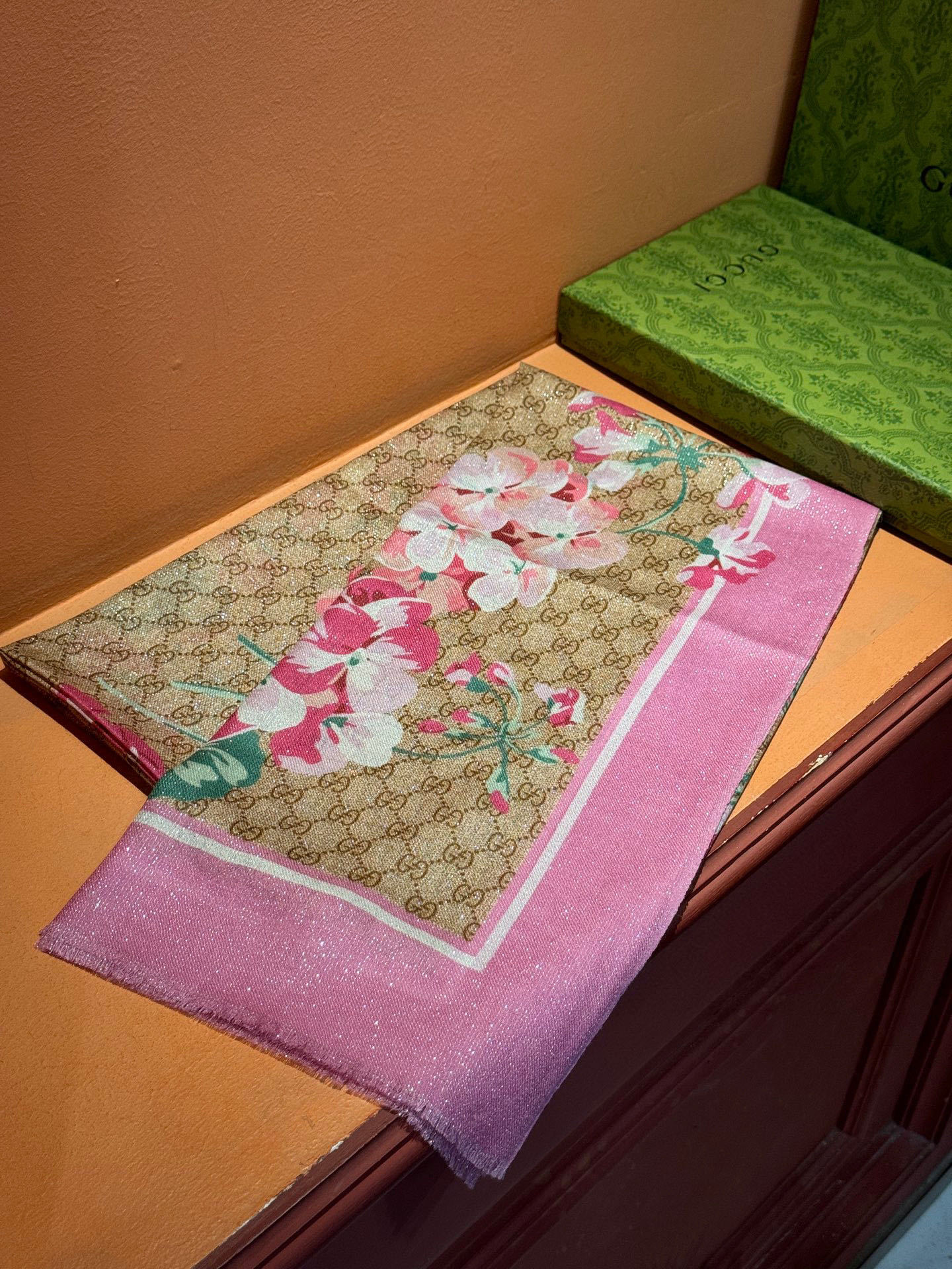 Gucci花卉羊绒围巾~超级抬气色!高级女人味!】羊绒围巾也能这么美!!!Gucci这款双面花卉羊绒围巾