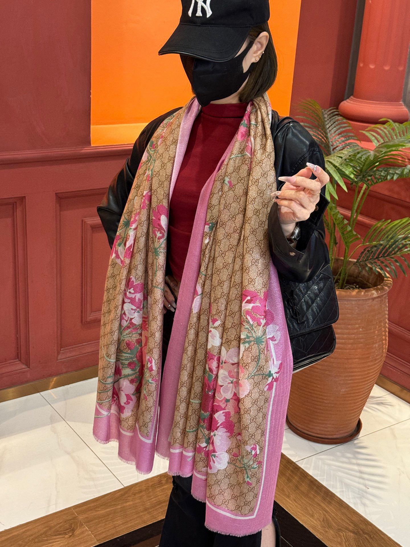 Gucci花卉羊绒围巾~超级抬气色!高级女人味!】羊绒围巾也能这么美!!!Gucci这款双面花卉羊绒围巾