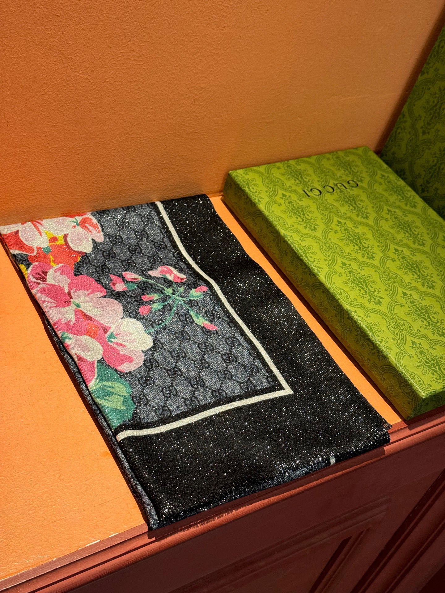 Gucci花卉羊绒围巾~超级抬气色!高级女人味!】羊绒围巾也能这么美!!!Gucci这款双面花卉羊绒围巾