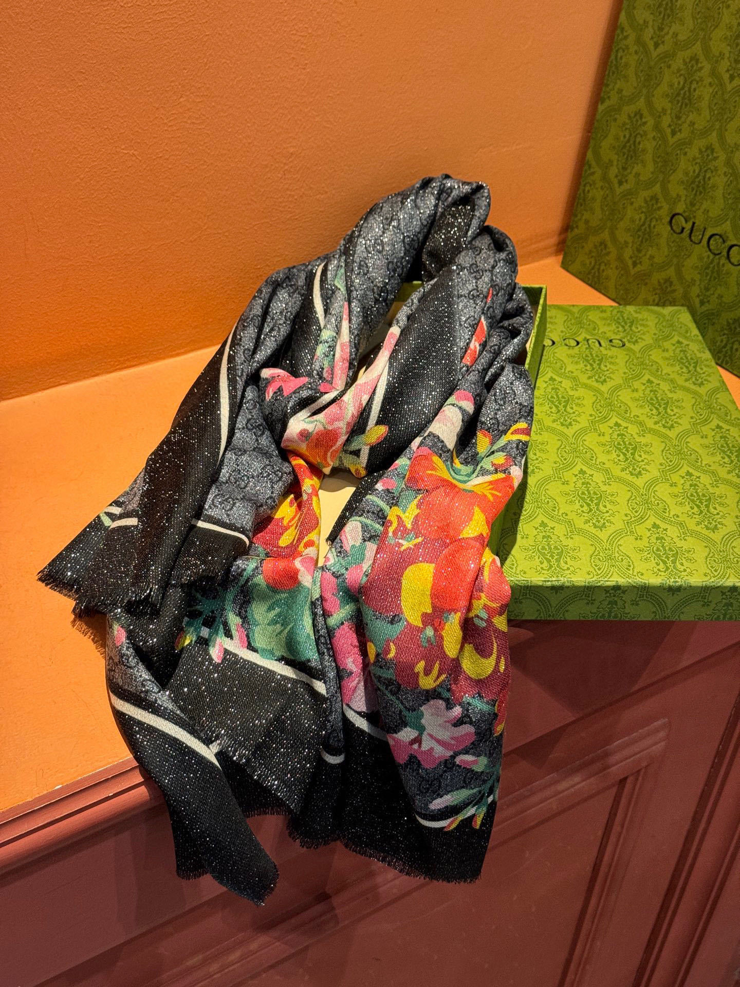 Gucci花卉羊绒围巾~超级抬气色!高级女人味!】羊绒围巾也能这么美!!!Gucci这款双面花卉羊绒围巾