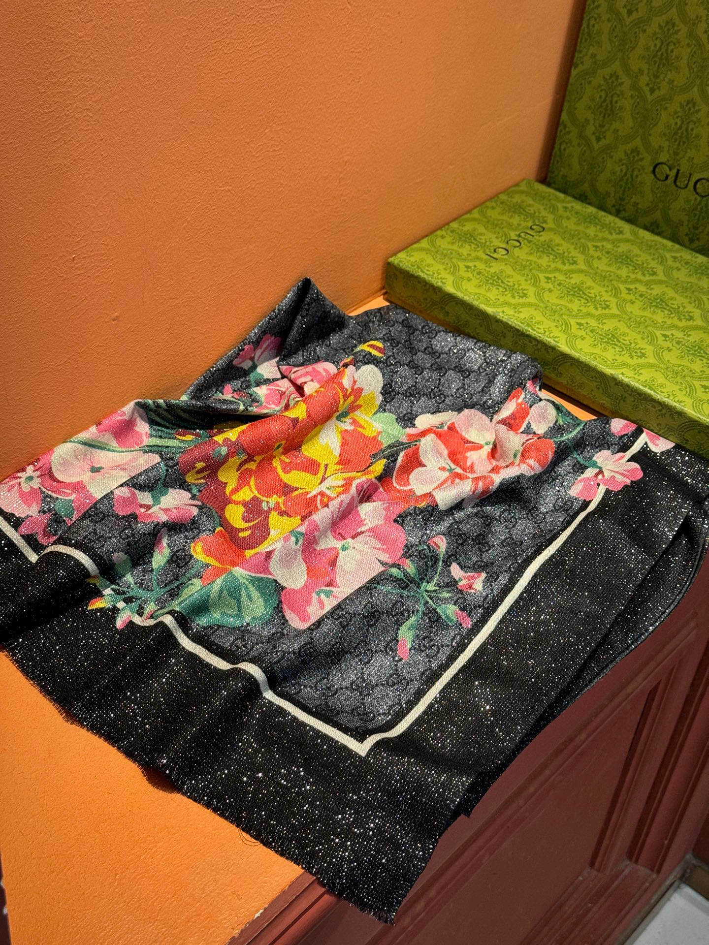 Gucci花卉羊绒围巾~超级抬气色!高级女人味!】羊绒围巾也能这么美!!!Gucci这款双面花卉羊绒围巾