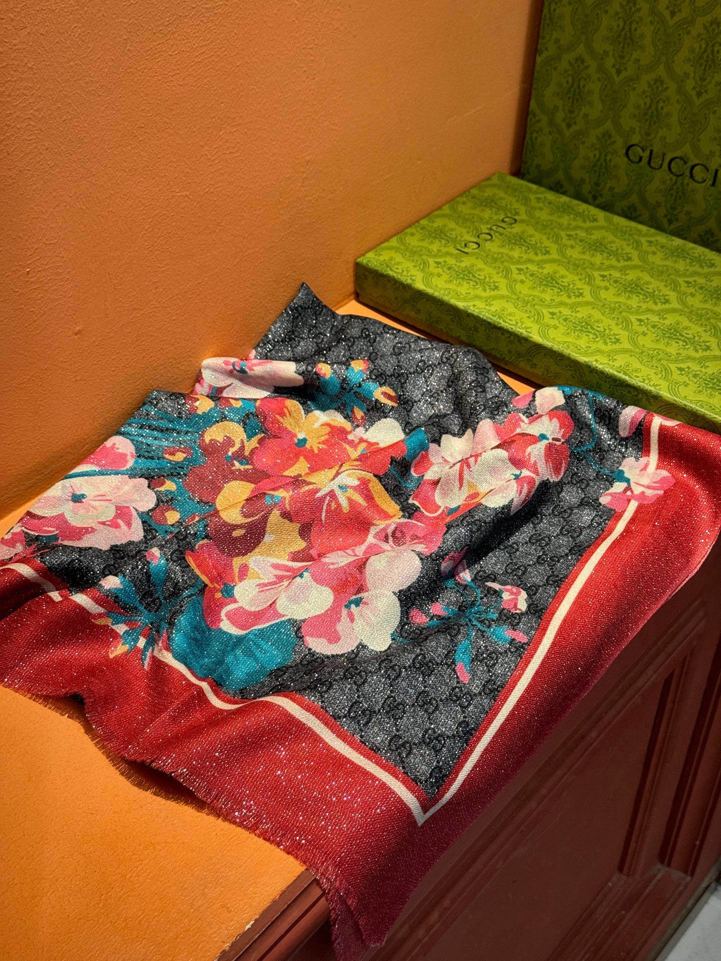 Gucci花卉羊绒围巾~超级抬气色!高级女人味!】羊绒围巾也能这么美!!!Gucci这款双面花卉羊绒围巾