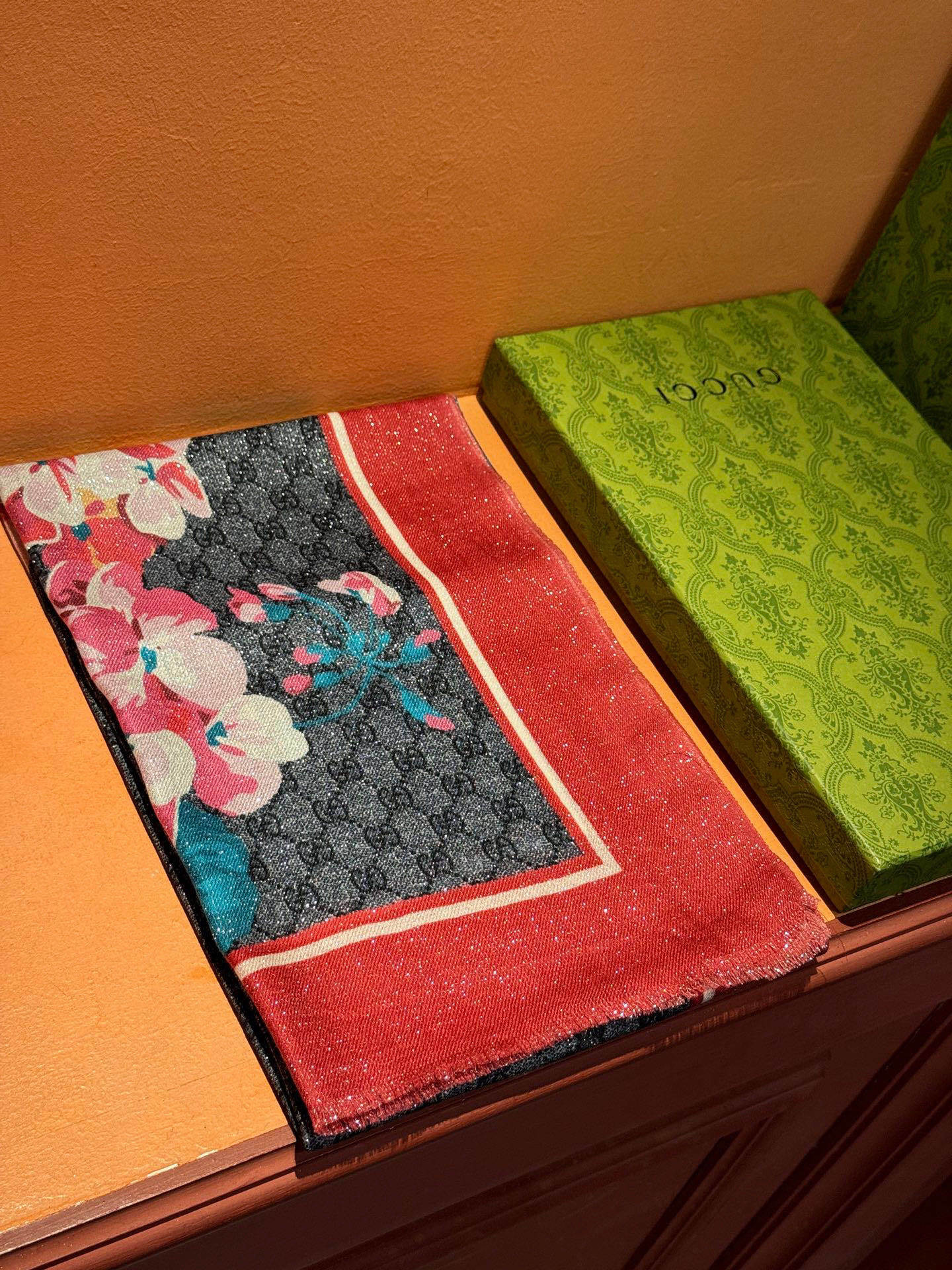 Gucci花卉羊绒围巾~超级抬气色!高级女人味!】羊绒围巾也能这么美!!!Gucci这款双面花卉羊绒围巾