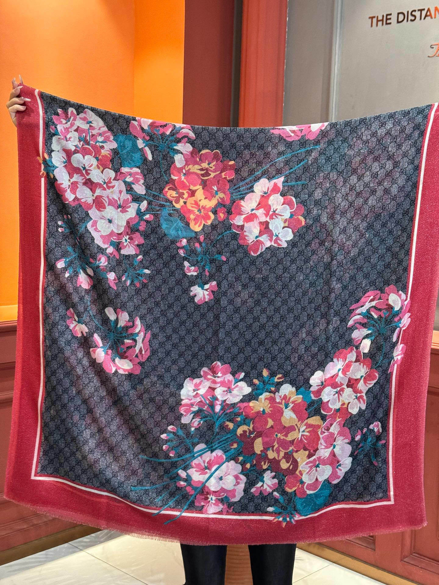 Gucci花卉羊绒围巾~超级抬气色!高级女人味!】羊绒围巾也能这么美!!!Gucci这款双面花卉羊绒围巾