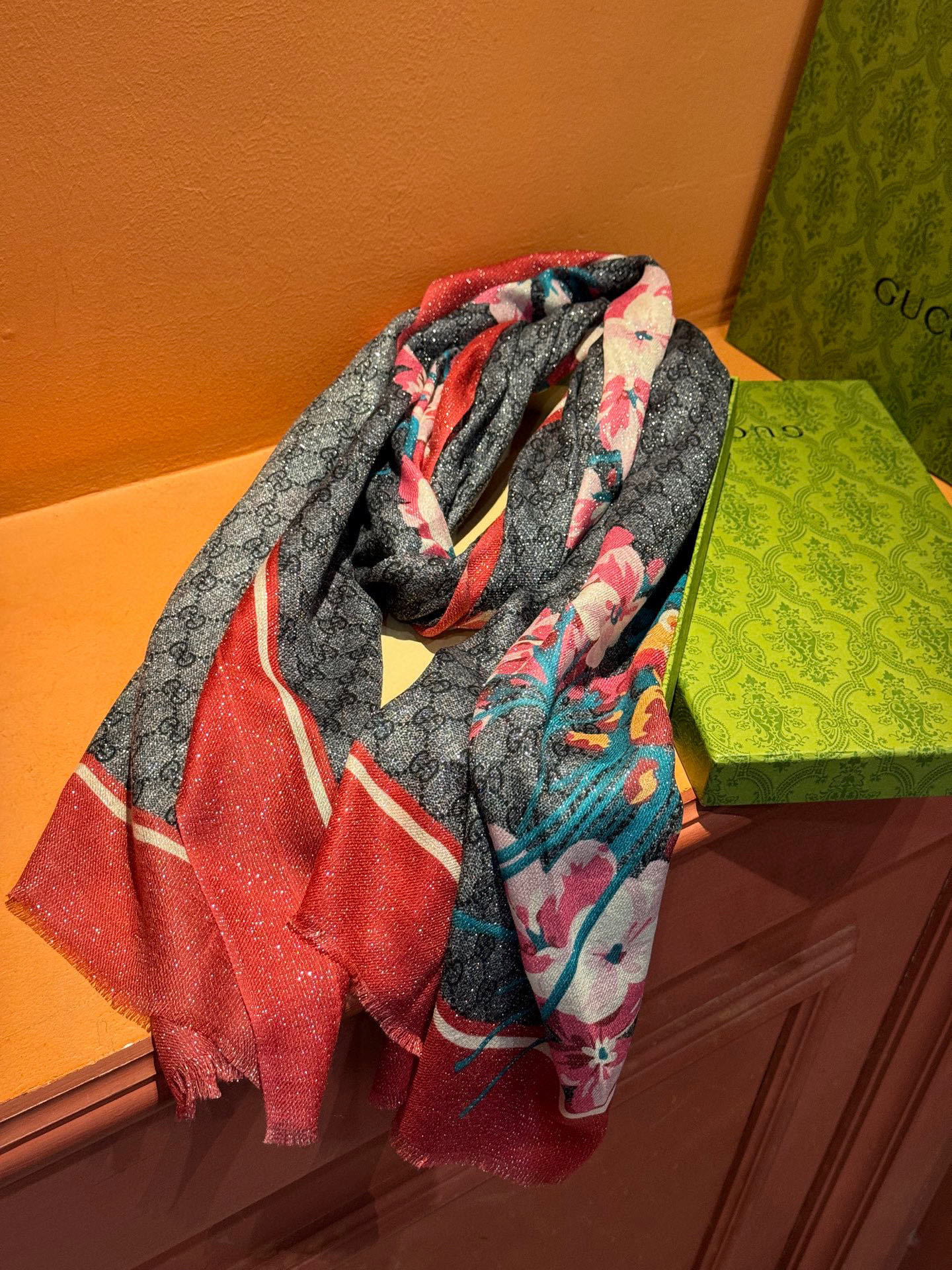 Gucci花卉羊绒围巾~超级抬气色!高级女人味!】羊绒围巾也能这么美!!!Gucci这款双面花卉羊绒围巾