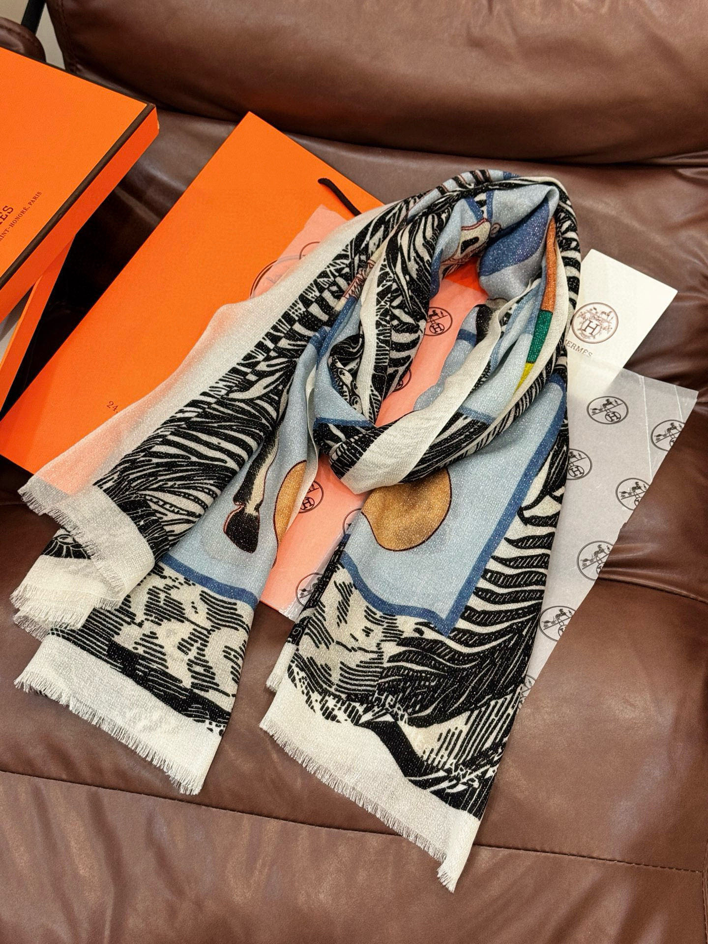 会发光发亮的围巾 爱马仕 专柜同步 买了都说好看羊绒印花‼️推荐💕顶级工艺超值‼️爱马仕专柜爆款🎁🎁羊绒
