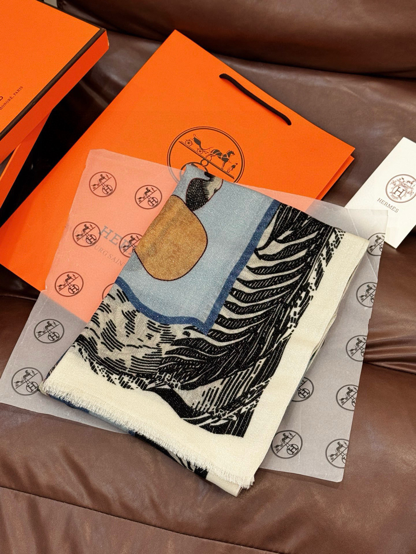 会发光发亮的围巾 爱马仕 专柜同步 买了都说好看羊绒印花‼️推荐💕顶级工艺超值‼️爱马仕专柜爆款🎁🎁羊绒