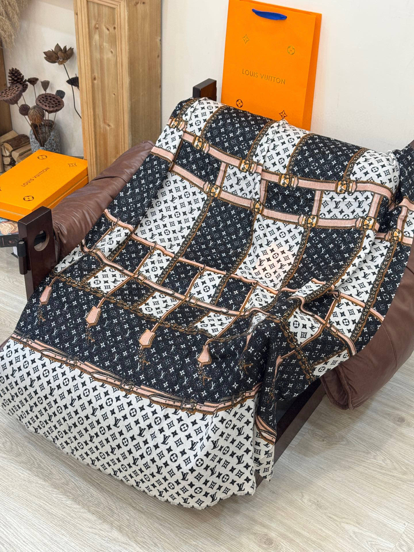 会发光发亮的围巾真心赞‼️驴家【L链条箱包花纹银丝长巾】银丝印花羊绒长巾，2025新款银丝长巾来撷Nou