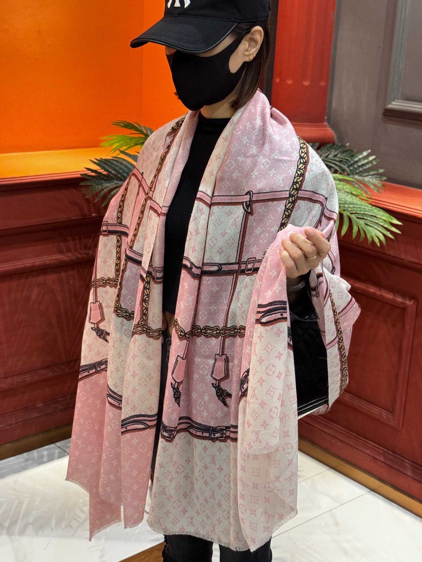 会发光发亮的围巾真心赞‼️驴家【L链条箱包花纹银丝长巾】银丝印花羊绒长巾，2025新款银丝长巾来撷Nou